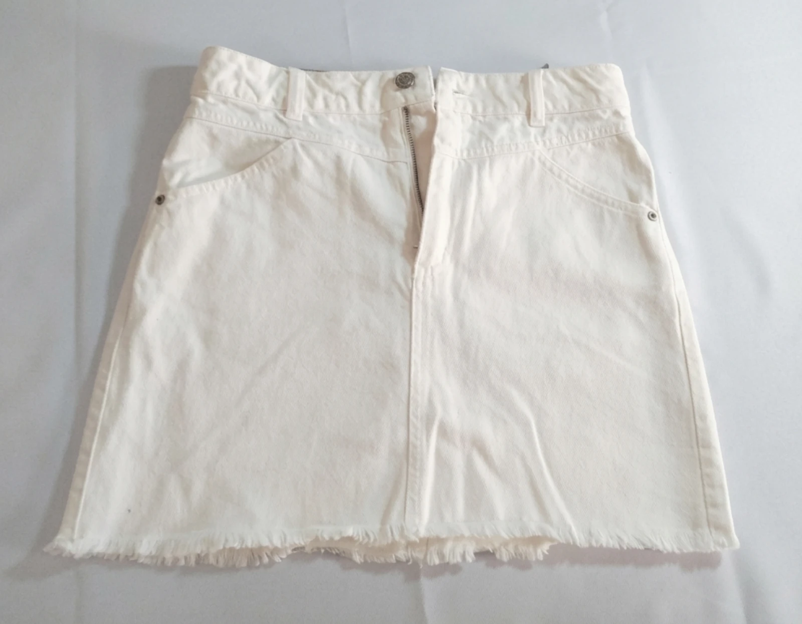 Título:
Minifalda Vaquera Blanca Mango (MNG Denim) - Bajo Desflecado